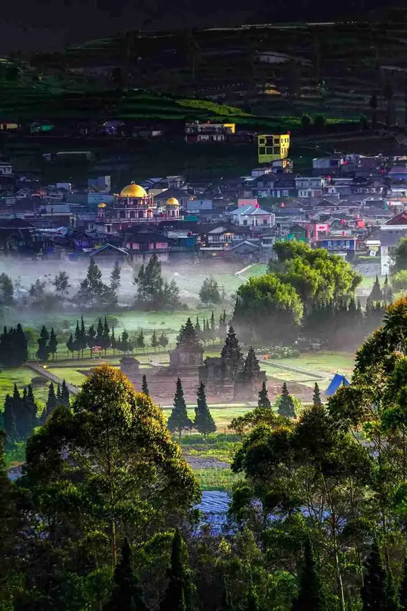 Desa Dieng saat subuh, masjid berkubah emas dan candi di tengah kabut