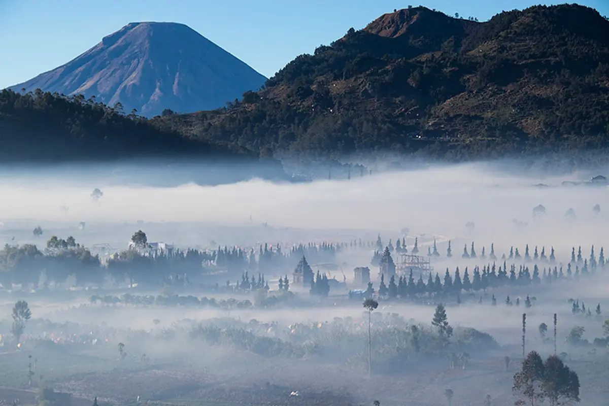 Gunung Sindoro dan lautan kabut di atas Candi Arjuna saat pagi